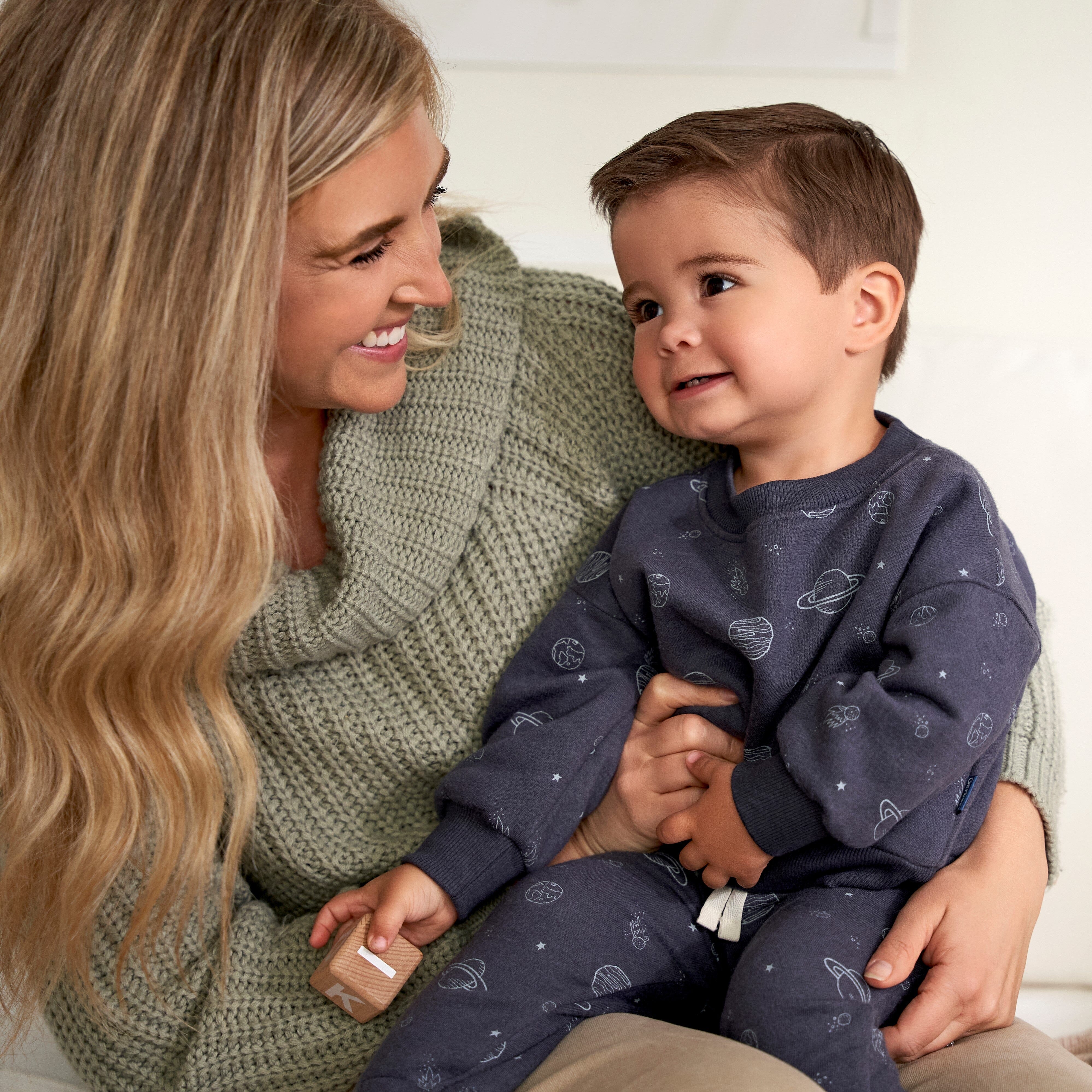 2-piece Toddler Boy Colorblock Pullover Sweatshirt and Pants Set