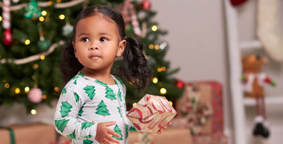  Discover a collection of affordable baby gifts under $25, featuring adorable clothing and accessories arranged in a cozy and inviting setup, ideal for thoughtful presents.